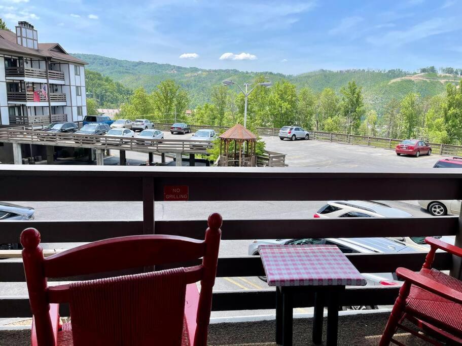 Relaxing Mountain Condo In Gatlinburg With City View ! Exterior foto